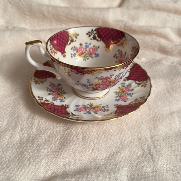 Royal Kendal ”Lady Diana” Fine Bone China Made in England Teacup and Saucer - Picture 2 of 6